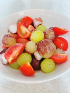 旬のブドウとタコのサラダ